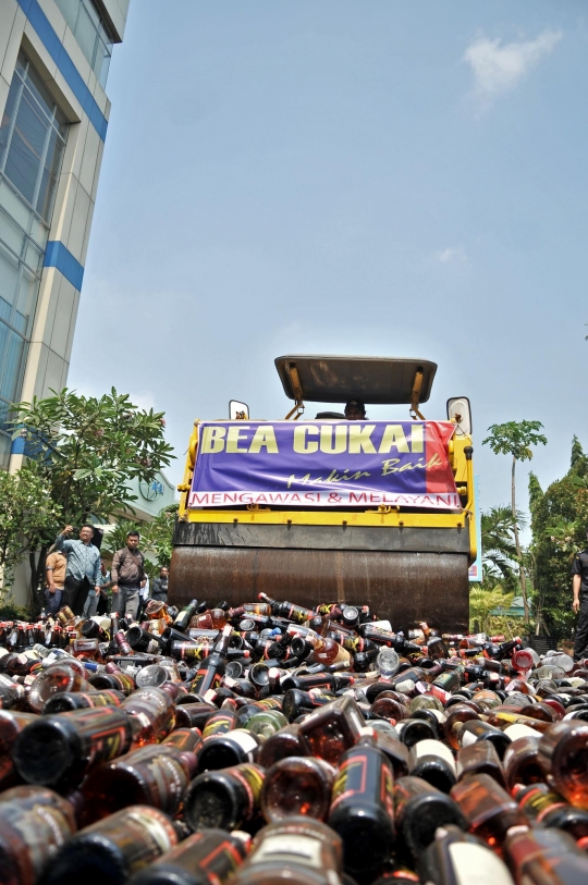 Pemusnahan rokok dan minuman keras ilegal senilai Rp 1,1 miliar