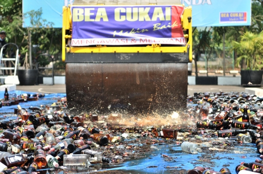 Pemusnahan rokok dan minuman keras ilegal senilai Rp 1,1 miliar