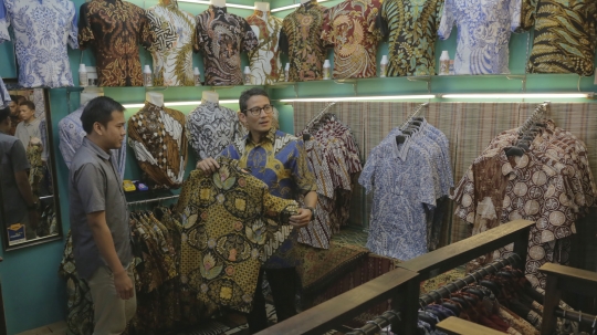 Gaya Sandiaga blusukan ke sentra UMKM batik Thamrin City