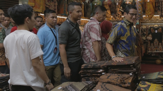 Gaya Sandiaga blusukan ke sentra UMKM batik Thamrin City