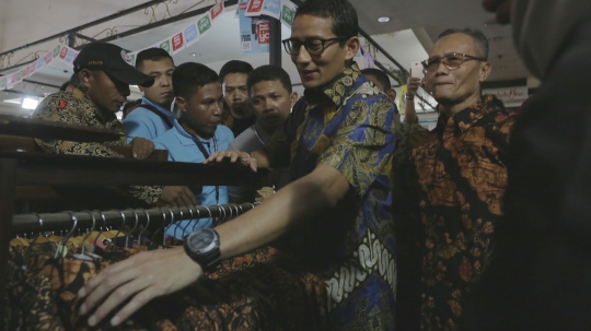 Gaya Sandiaga blusukan ke sentra UMKM batik Thamrin City