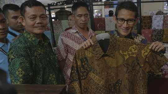 Gaya Sandiaga blusukan ke sentra UMKM batik Thamrin City