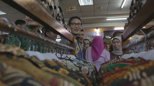 Gaya Sandiaga blusukan ke sentra UMKM batik Thamrin City