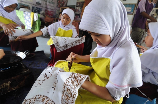 Keseruan Siswa SD Belajar Membatik di UMKM Binaan Pertamina