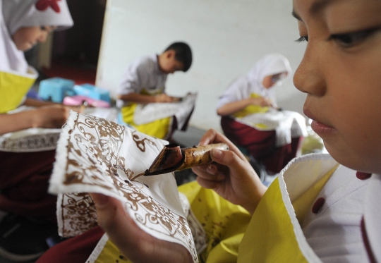 Keseruan Siswa SD Belajar Membatik di UMKM Binaan Pertamina