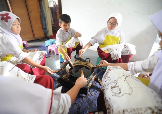 Keseruan Siswa SD Belajar Membatik di UMKM Binaan Pertamina