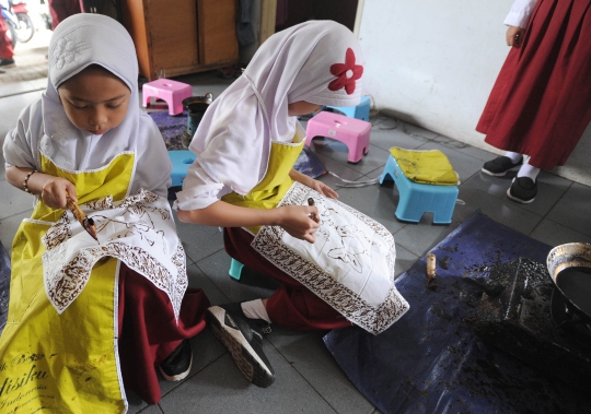 Keseruan Siswa SD Belajar Membatik di UMKM Binaan Pertamina