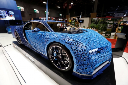 Detail tampilan Bugatti Chiron dari LEGO di pameran otomotif Paris