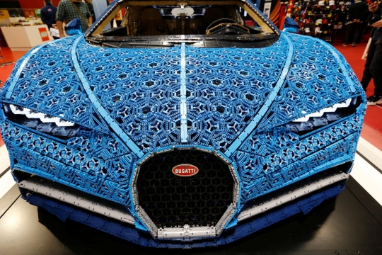 Detail tampilan Bugatti Chiron dari LEGO di pameran otomotif Paris