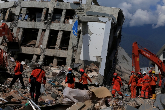 Pencarian korban gempa Palu di reruntuhan Roa-Roa Hotel