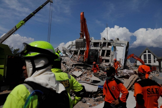 Pencarian korban gempa Palu di reruntuhan Roa-Roa Hotel