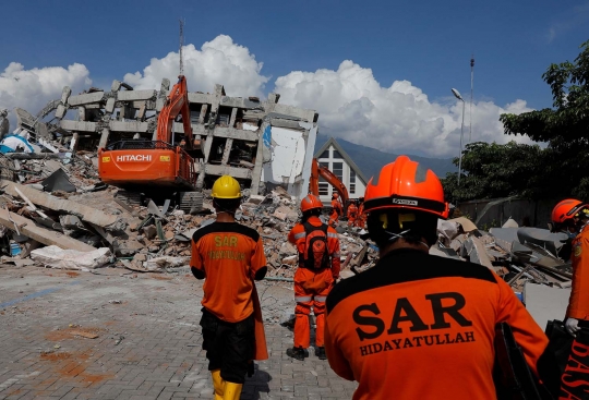 Pencarian korban gempa Palu di reruntuhan Roa-Roa Hotel