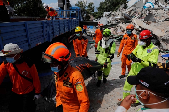 Pencarian korban gempa Palu di reruntuhan Roa-Roa Hotel