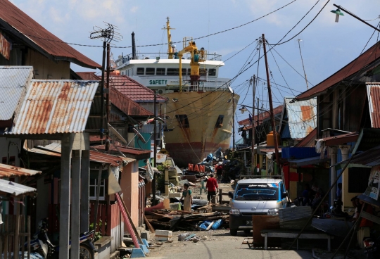 Penampakan kapal feri yang terdampar usai tsunami hantam Donggala