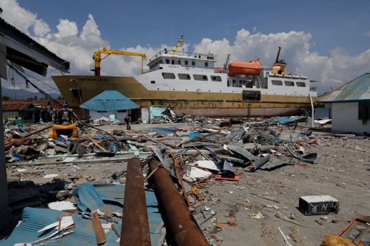 Penampakan kapal feri yang terdampar usai tsunami hantam Donggala