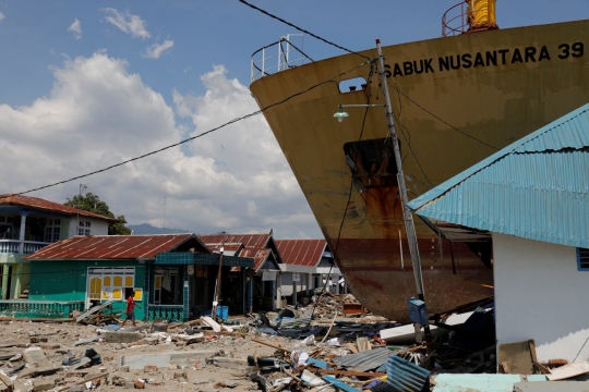 Penampakan kapal feri yang terdampar usai tsunami hantam Donggala