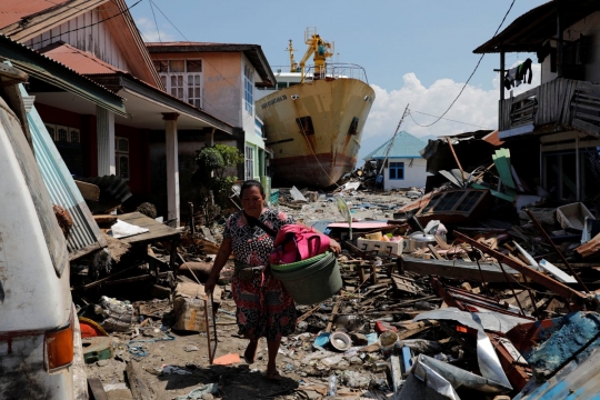 Penampakan kapal feri yang terdampar usai tsunami hantam Donggala