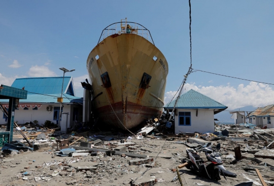 Penampakan kapal feri yang terdampar usai tsunami hantam Donggala