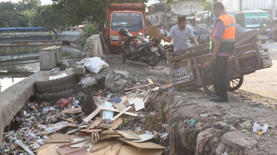 Tak ada penampungan, warga buang sampah di pintu air Kali Item