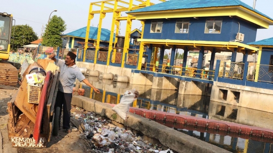 Tak ada penampungan, warga buang sampah di pintu air Kali Item