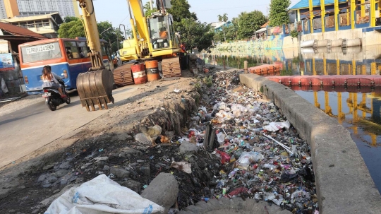 Tak ada penampungan, warga buang sampah di pintu air Kali Item