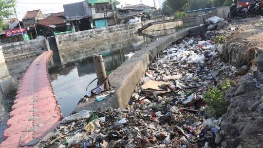 Tak ada penampungan, warga buang sampah di pintu air Kali Item