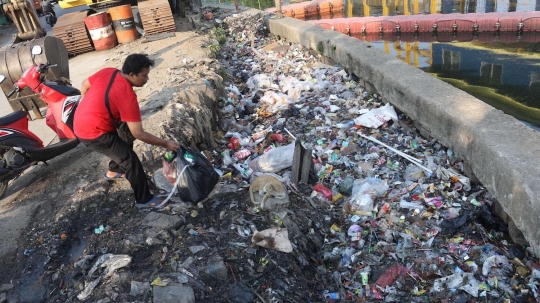 Tak ada penampungan, warga buang sampah di pintu air Kali Item