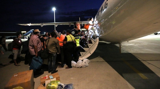 Lalu lintas udara dibuka, ratusan penumpang di bandara Palu berebut naik pesawat