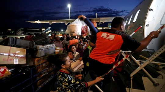 Lalu lintas udara dibuka, ratusan penumpang di bandara Palu berebut naik pesawat