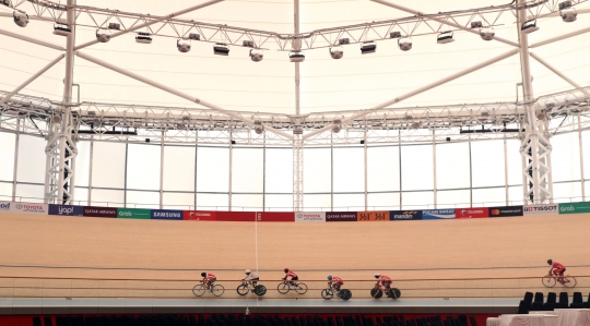 Tim para cycling Indonesia latihan di Velodrome Rawamangun