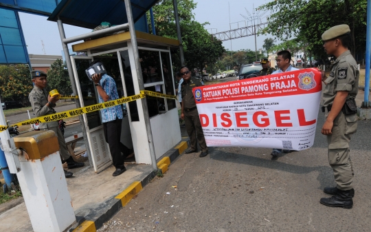 Tak berizin, lahan parkir di Tangerang Selatan disegel