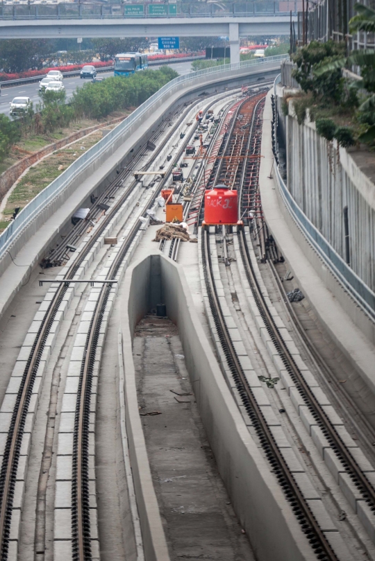 Melihat jalur LRT Cawang-Cibubur yang telah dipasangi rel