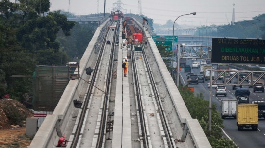 Melihat jalur LRT Cawang-Cibubur yang telah dipasangi rel