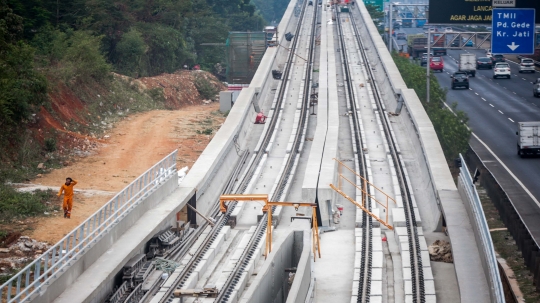 Melihat jalur LRT Cawang-Cibubur yang telah dipasangi rel