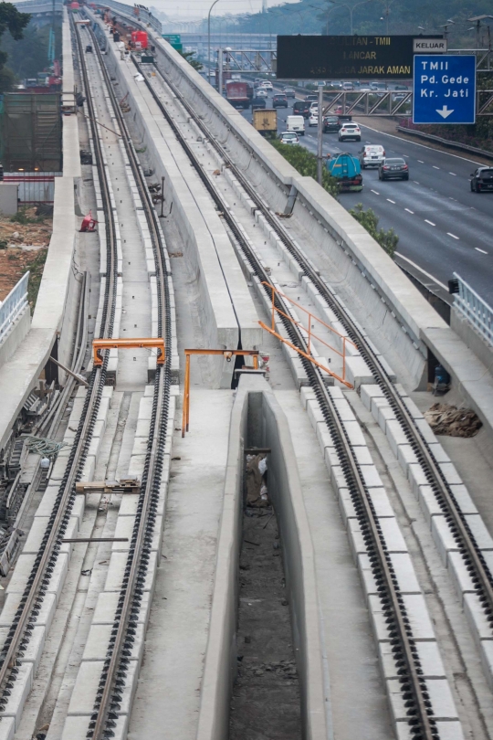 Melihat jalur LRT Cawang-Cibubur yang telah dipasangi rel