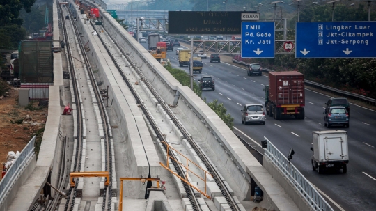 Melihat jalur LRT Cawang-Cibubur yang telah dipasangi rel