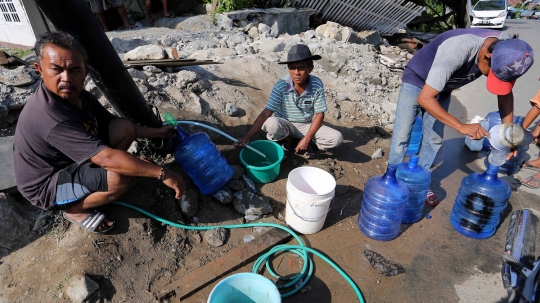 Belum terima bantuan, warga Palu manfaatkan kebocoran pipa PDAM