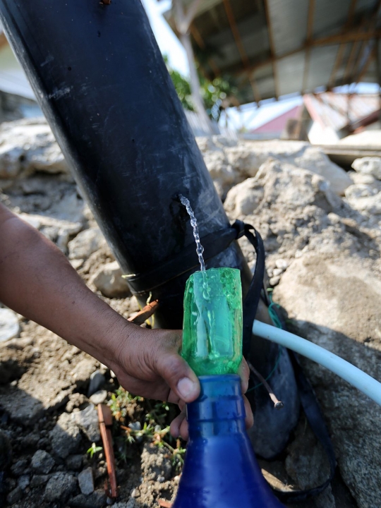 Belum terima bantuan, warga Palu manfaatkan kebocoran pipa PDAM