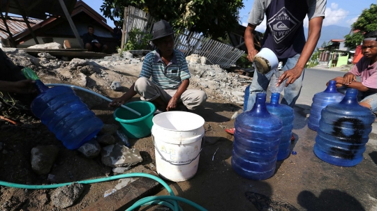 Belum terima bantuan, warga Palu manfaatkan kebocoran pipa PDAM