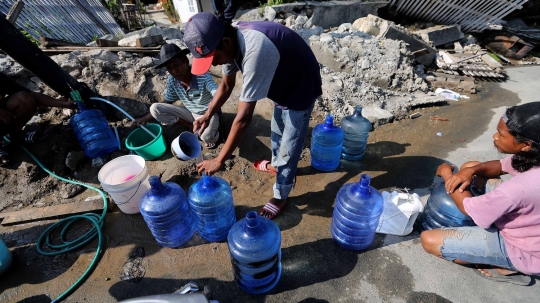 Belum terima bantuan, warga Palu manfaatkan kebocoran pipa PDAM