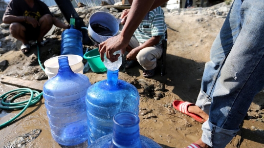 Belum terima bantuan, warga Palu manfaatkan kebocoran pipa PDAM