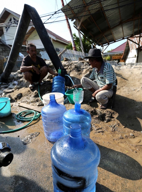 Belum terima bantuan, warga Palu manfaatkan kebocoran pipa PDAM