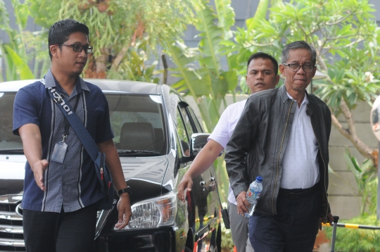 Kepala KPP Pratama Ambon umbar senyum saat digelandang KPK