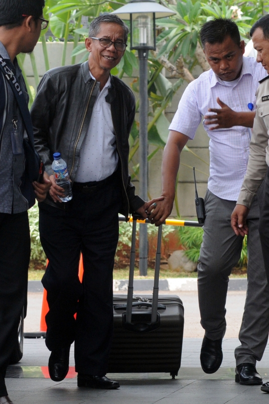 Kepala KPP Pratama Ambon umbar senyum saat digelandang KPK