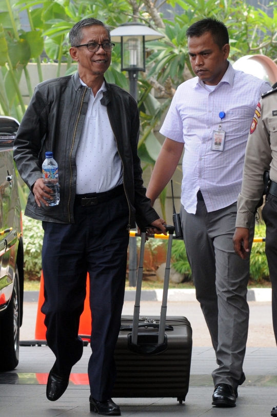 Kepala KPP Pratama Ambon umbar senyum saat digelandang KPK