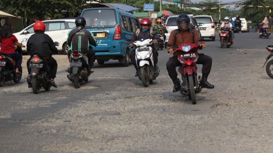 Sudah bertahun-tahun jalan di Depok ini dibiarkan rusak