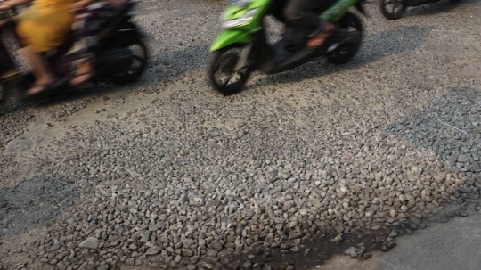 Sudah bertahun-tahun jalan di Depok ini dibiarkan rusak