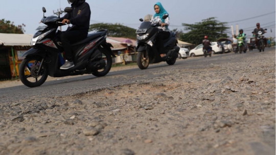 Sudah bertahun-tahun jalan di Depok ini dibiarkan rusak