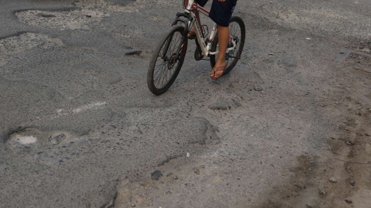 Sudah bertahun-tahun jalan di Depok ini dibiarkan rusak
