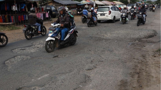 Sudah bertahun-tahun jalan di Depok ini dibiarkan rusak